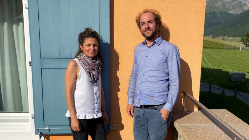 Bettina Vital e Chasper-Curò Mani han fich differents caracters. Schi va però per realisar ün proget as cumpletteschan els (fotografia: Andri Netzer).