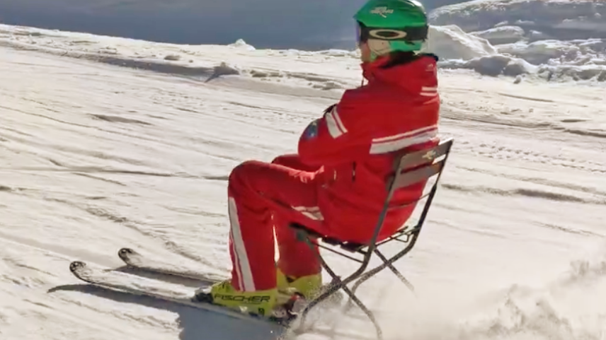 Miss ün s-chabè plajabel süls skis e viagio inavaunt: Il magister da skis Gian Cla Haller da Zuoz es ieu virel cun quista acziun (fotografia: mad).