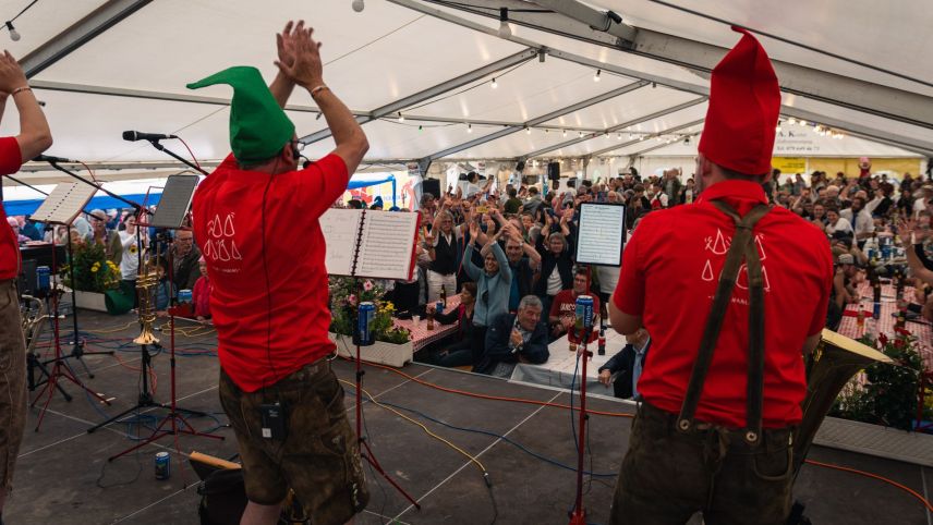 Gute Stimmung mit den "7 nanins da Scuol". Foto: Noa Luzzi