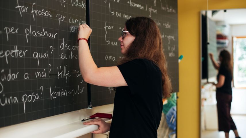 Ün cuc illa stanza da classa dad ün cuors da l’idiom vallader fotografia (Lia Rumantscha/Svetlana Honcharova).