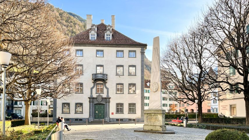 Bald schon ist es in Graubünden vorbei mit gesicherten Einkünften aus Ruhegehältern für abtretende Regierungsmitglieder. Foto: Jon Duschletta