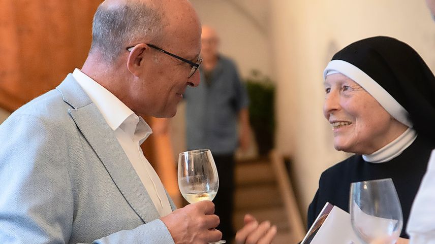 Schwester Pia Willi im Gespräch mit ihrem Neffen Pascal Gregor und Blick in die Ausstellung «Pia Willi. Kunst und Kloster». Fotos: Stiftung Pro Kloster