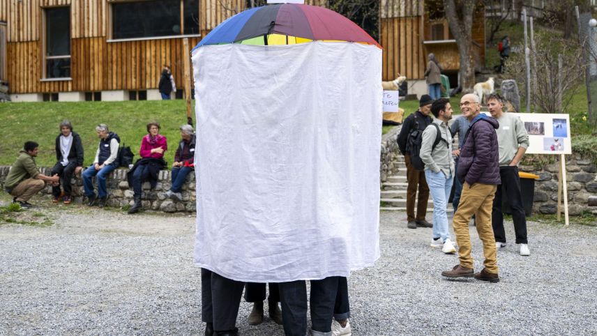 . Die Künstlerin Annina Sedlacek führte als Chronistin die Ehemaligen zurück in die Vergangenheit. Foto: Mayk Wendt