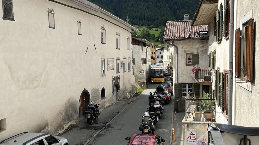 Il center dal cumün da Sta. Maria es suvent quasi bloccà dals blers veiculs (fotografia: Uffizi da construcziun bassa Grischun).