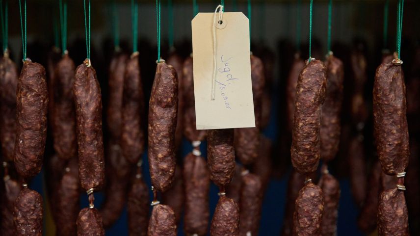 Tschients e tschients da liongias pendan pro Hatecke suot il tet per sechantar. 