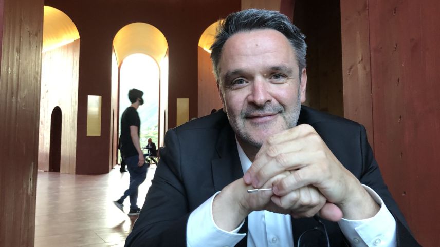 Giovanni Netzer hat den Roten Turm auf dem Julierpass zu einem Hot Spot der europäischen Tanzszene gemacht. Foto: Marie-Claire Jur