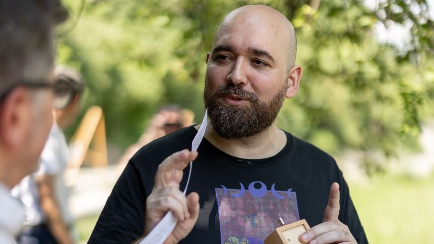 Arnau Bellprat erklärt die Idee hinter "Der Klang der Quellen". Foto: Dominik Täuber