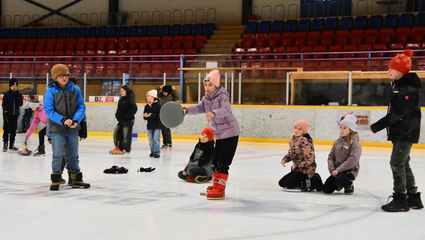 Var 140 uffants han tut part cuort avant Nadal al seguond turnier da tschoccas per scolaras e scolars da Scuol (fotografia: Nicolo Bass).