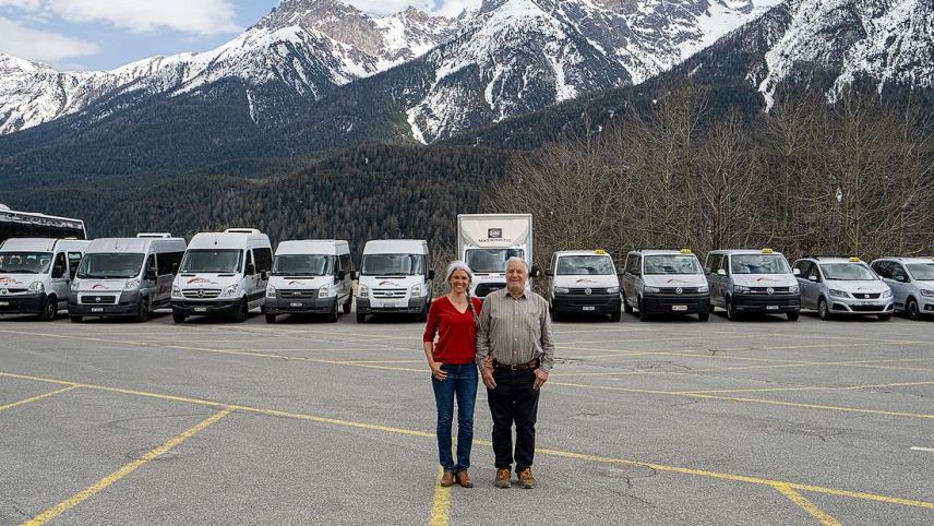 Seraina ed Andri Guler han surdat lur affar in nouvs mans (fotografia: Foto Taisch Scuol).