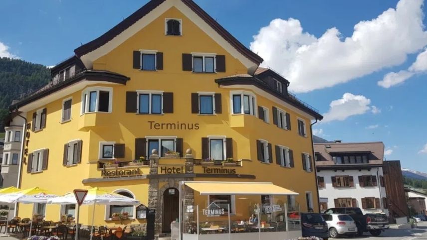 Wie RTR berichtet wurde das Hotel Terminus in Samedan an die Raiffeisenbank verkauft (Foto: RTR).