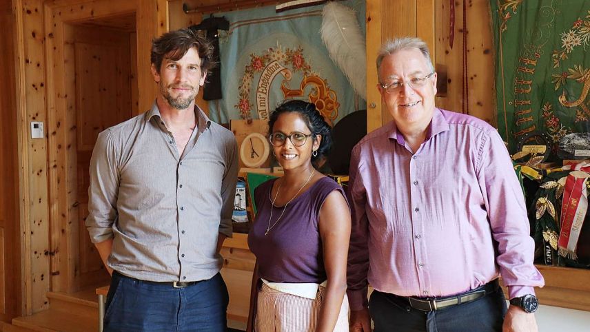 Ivo Bärtsch (a dretta), Gianna Olinda Cadonau (mited) e Lucian Schucan, rapreschantant da la vschinauncha da  Zuoz, haun preschanto in mardi il program dal Festival Travers Zuoz 2023 (fotografia: Martin Camichel).