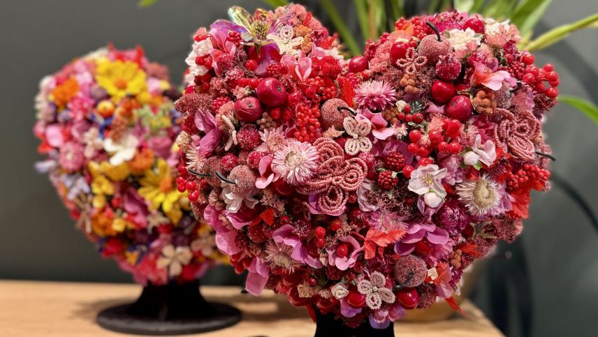 Floristinnen stellen Blumenkunstwerke her. Foto: Fadrina Hofmann