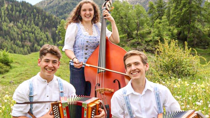 Eir la Rümli Gäng dad Ardez piglia part in sonda al Open Air dad Events Scuol (fotografia: Rümli Gäng). 