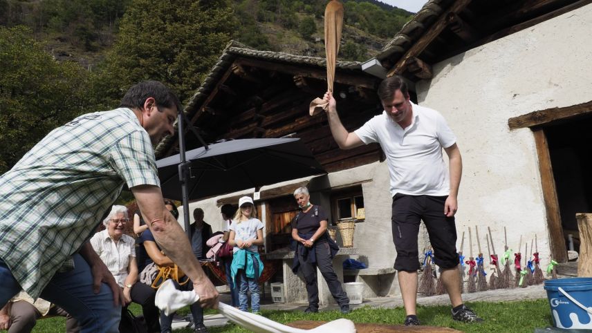 Bei der «Battitura» werden die Schalen von den Früchten gelöst. Foto: Marie-Claire Jur