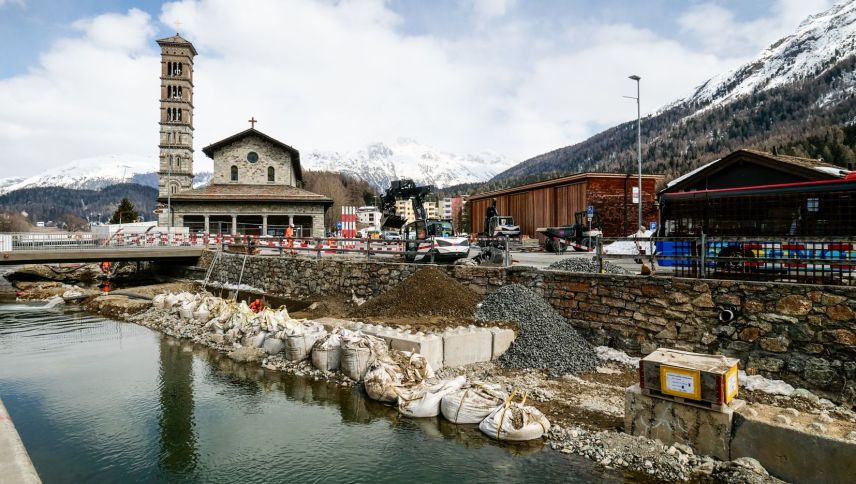 Die Wasserbaustelle befindet sich in unmittelbarer Nähe zur katholischen Badkirche St. Karl, sie liegt hauptsächlich im umgeleiteten Inn-Flussbett und hat unter anderem eine möglichst hohe Versorgungssicherheit zum Ziel. Foto: Jon Duschletta