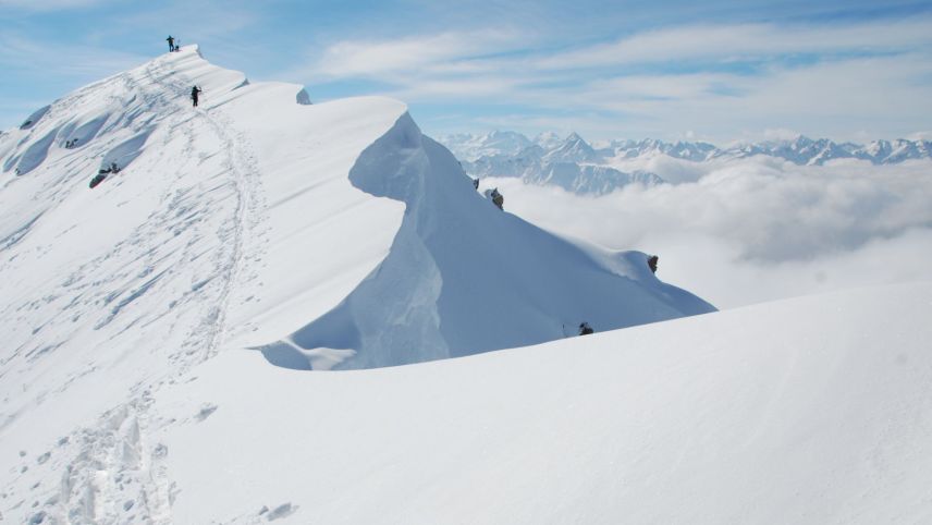 Skitourengeher und eine eindrückliche Schneewechte am 2808 Meter hohen Monsteiner Büelenhorn zwischen Davos Monstein und Bergün. Foto: Marcia Phillips/SLF