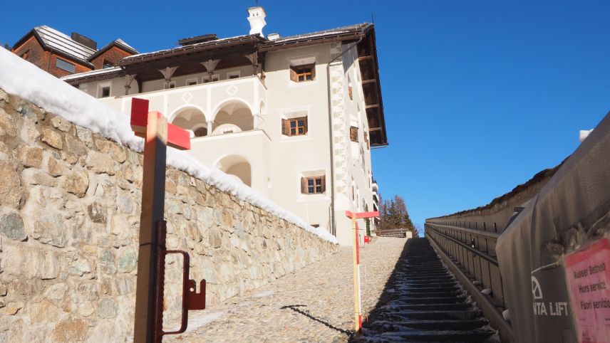 Die Profile längs des Zugangswegs zum Engadiner Museum zeugen von den geplanten baulichen Eingriffen.
Foto: Marie-Claire Jur