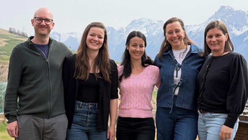 La nouva suprastanza da l’Uniun dals Grischs a partir dals prüms da lügl 2026 cun (da schnestra) Jon Duri Pult,  Gianna Duschletta, Valentina Parolini, Carmen Baumann e Fadrina Hofmann (fotografia: Dario Müller).