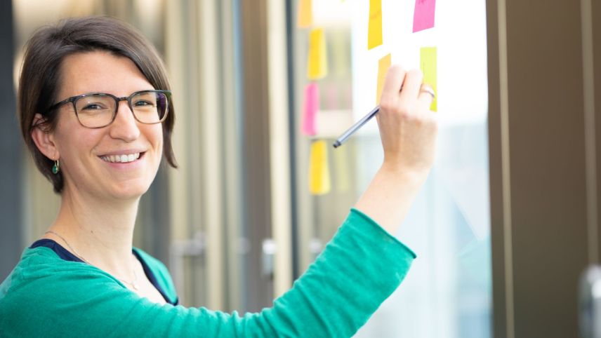 Mevina Feuerstein legt ein überzeugtes Ja für die Vorlage "Sichere Stromversorgung" in die Urne. Foto: z.Vfg.