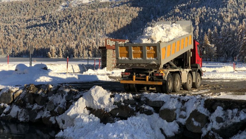 Sauberer Schnee darf zur Entsorgung in Gewässer gekippt werden, wie hier in die Sela beim Silser Beach Club.
Foto: Marie-Claire Jur
