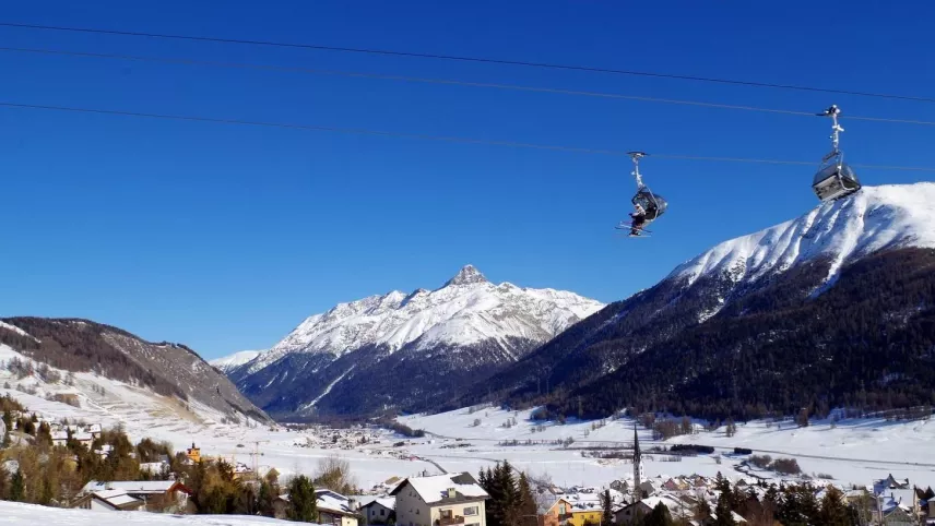 Zuoz investischa inavant in seis territori da skis. fotografia: SSZ AG