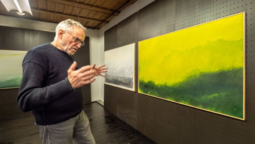 Gian Gianotti in si’exposiziun actuela «malerei» i’l Kunstraum Riss a Samedan davaunt ils duos purtrets «S/W 2» ed «Ermo Colle 3». fotografia: Jon Duschletta