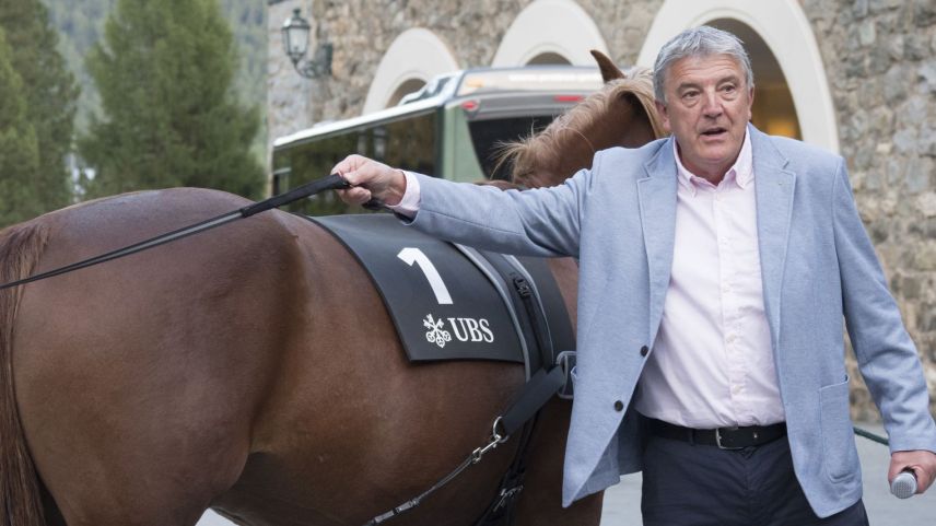 Nicolò Holinger demonstriert das neue Sicherheitsgeschirr. Foto: Reto Stifel