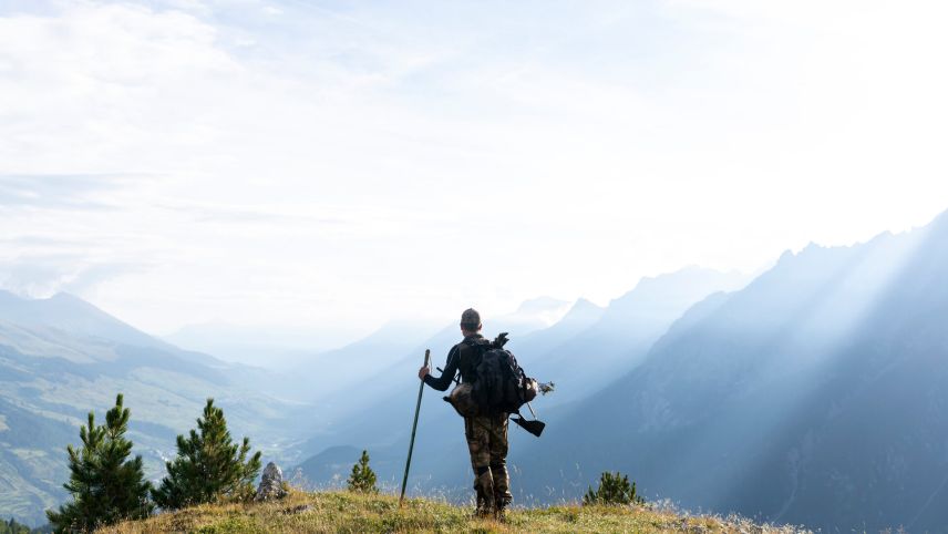Für die meisten Bündner Jägerinnen und Jäger bedeutet die Jagd weit mehr als nur das Erlegen von Wild. Foto Mayk Wendt