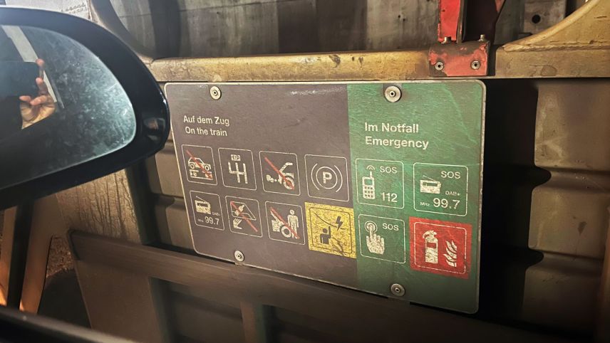 Las tevlas da la Viafier retica i’l tunnel dal Vereina, chi infurmeschan als automobilists cu ch’els s’haun da cumporter in cas d’urgenza (fotografia: David Truttmann).