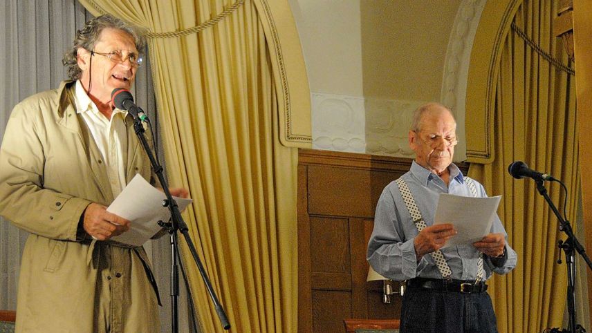 Michael Schacht (Maloney, links) und Jodoc Seidel (der namenlose Polizeibeamte) bei einer Lesetour von 2011 im Hotel Walther in Pontresina. Foto: Reto Stifel