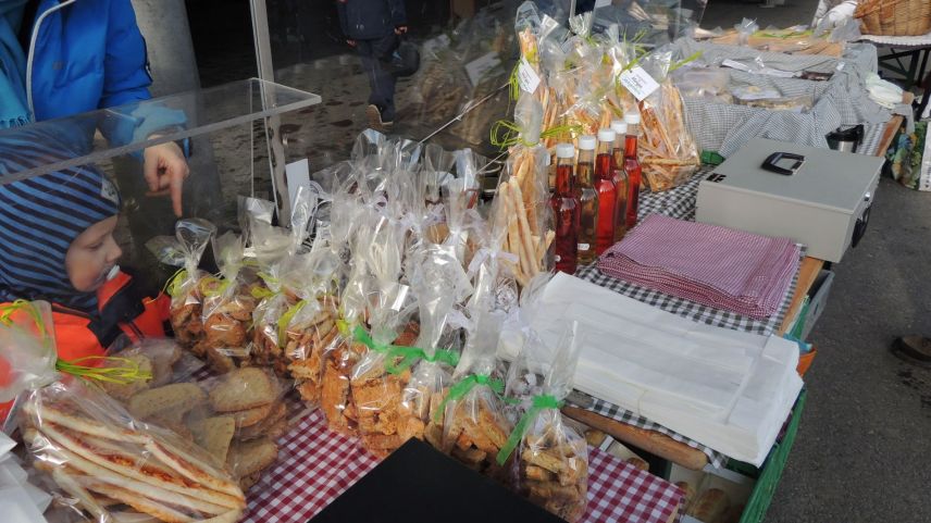 Il marchà da paurs cun prodots da la regiun pro la staziun da val da las pendicularas (fotografia: Benedict Stecher).