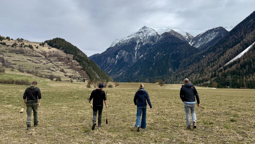 Gemeinsam ist die Gruppe auf dem kilometerlangen Rundgang unterwegs. Foto: Fadrina Hofmann
