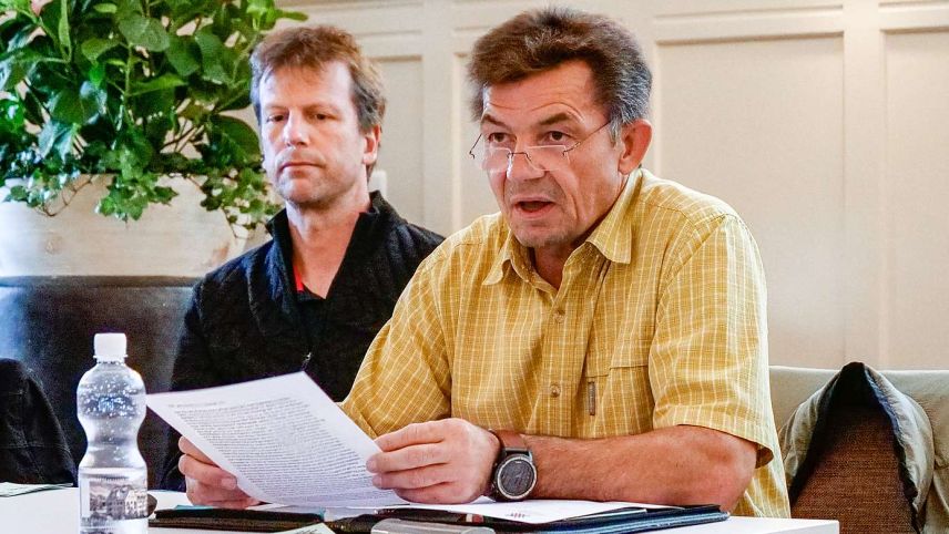 Urs Pfister, Präsident des Vereins Engadin Skimarathon (rechts) und Vizepräsident Beat Gruber am Donnerstag während der Vereinsversammlung in Celerina. Foto: Jon Duschletta