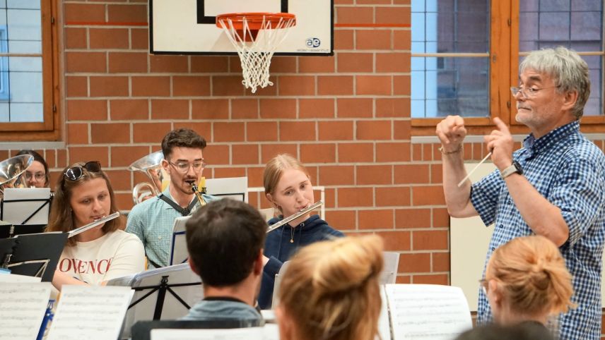 40 Jugendliche proben mit dem musikalischen Leiter Jean-Claude Kolly für die beiden Abendkonzerte in St. Moritz und Chur. Foto: z. Vfg