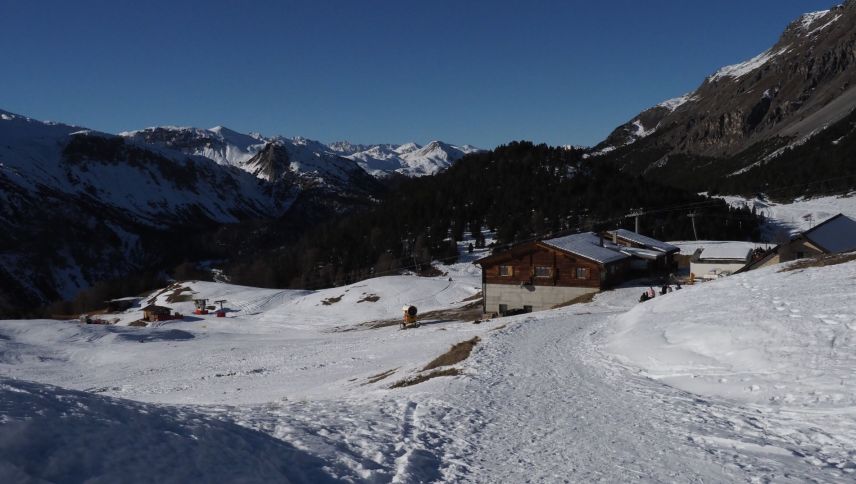 Ün cumanzamaint da la stagiun d’inviern chi nu dà andit a grondas festas da giubileum – il territori da skis Minschuns in Val Müstair cun paca naiv  daspö december 2025 (fotografia: David Truttmann).