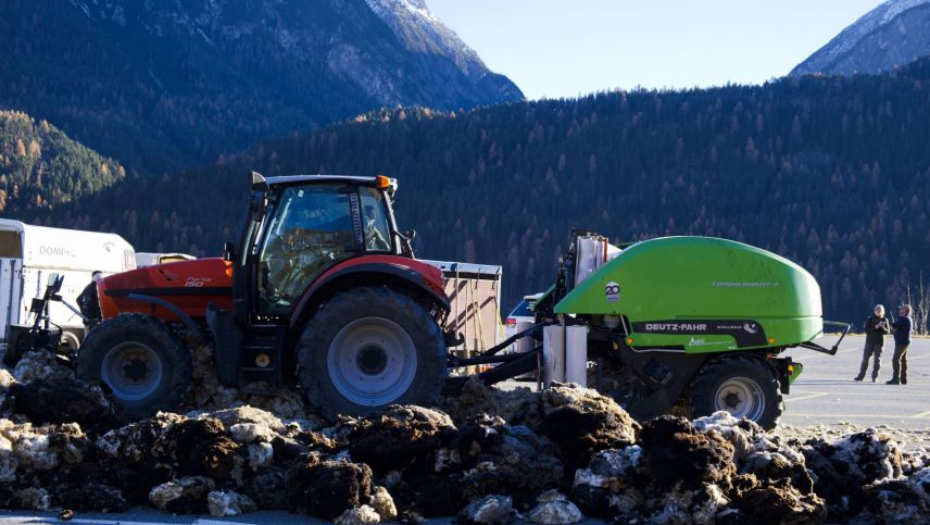In Scuol wurde die Wolle sortiert, in Ballen gepresst und abtransportiert. Foto: Barbara Esther Siegrist