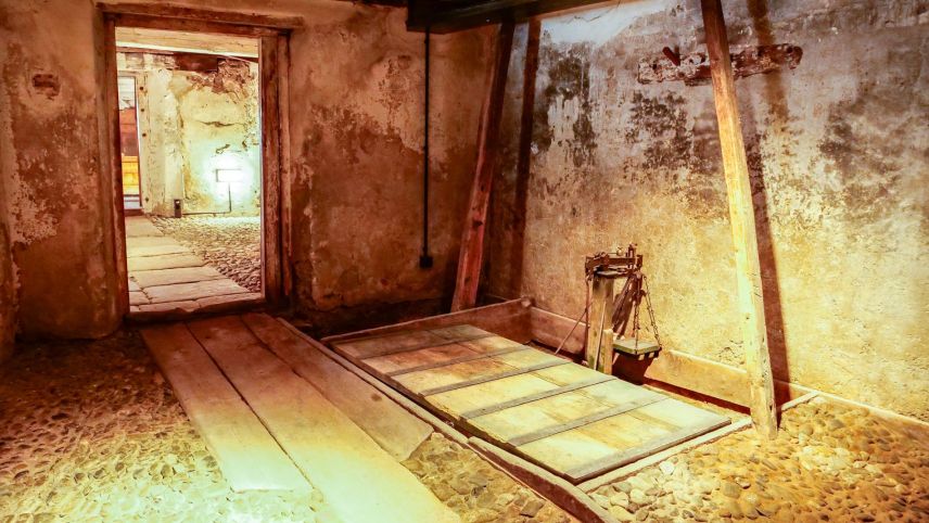 ...wo sich in einem Nebenraum eine der ganz seltenen Viehwaagen der Region befindet.