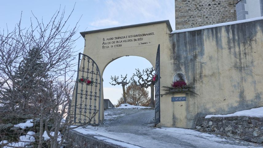 Il portal pro la baselgia da Suol cun ün’inscripziun da l’evangeli da Joannes. fotografia: Michael Steiner