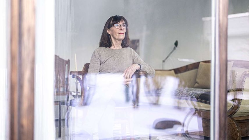 Preisträgerin des Grand Prix Literatur 2023, Leta Semadeni, in Lavin. Foto: Mayk Wendt