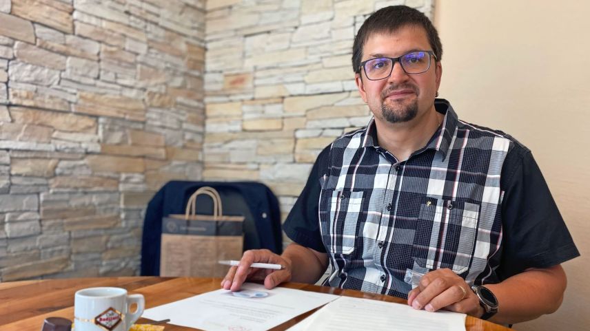 Linard Martinelli, il promotur da lingua chi organisescha ils cuors intensivs da vallader a Scuol es in avegnir respunsabel pella partiziun da fuormaziun da la Lia Rumantscha. fotografia archiv: Nicolo Bass