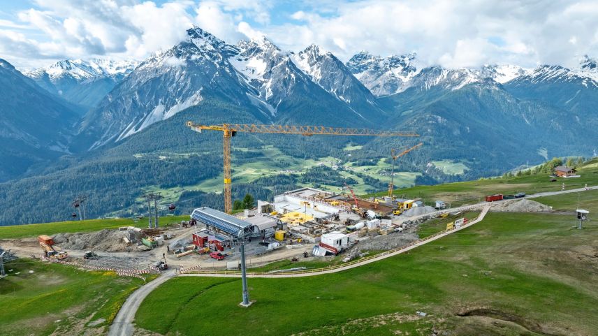 Die Bergbahn Scuol AG investiert 20 Millionen Franken in die Gesamtsanierung. Bei der Bergstation entsteht auch ein Veranstaltungsraum für rund 
400 Personen. Fotos: Mayk Wendt