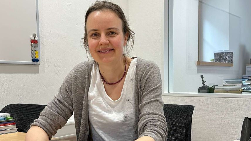 Die Aufgabe der Regionalentwicklerin Martina Schlapbach ist, Unternehmerinnen und Projektträger zu beraten und unter anderem auf passende Fördermittel aufmerksam zu machen (Foto: Nicolo Bass).