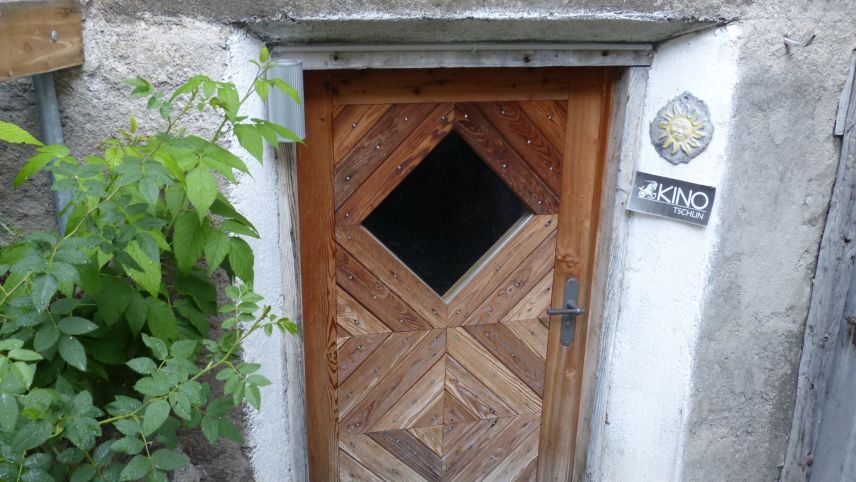 La porta dal Kino Tschlin nu dess restar serrada (fotografia: Flurin Andry)