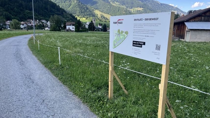 La tabla a Müstair chi renda attent al crowdfunding pel proget dal pumptrack (fotografia: David Truttmann).