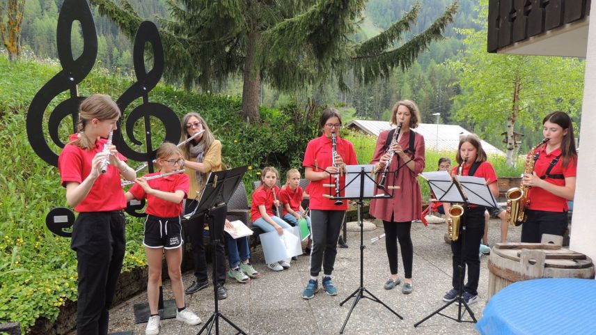 Minch’on ün punct culminant per la Scoula da musica Engiadina Bassa/Val Müstair – l’arrandschamaint «Ün cumün resuna» (fotografia: Benedict Stecher).