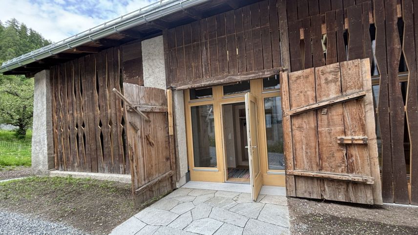 L’entrada da la sala per dietas illa nouva Chasa Selm a Müstair (fotografia: Martin Camichel).