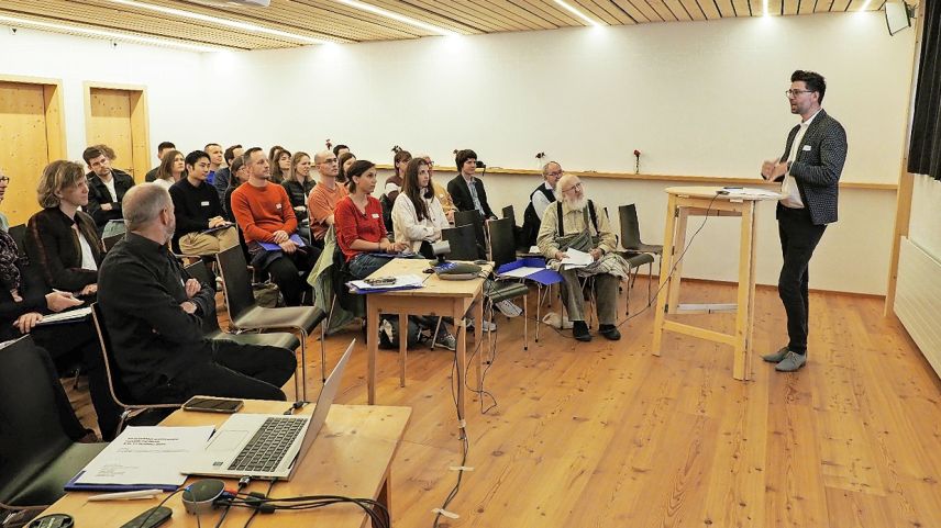 L’intera «retoromanistica» s'ha inscuntrada al Colloqui a Curaglia, organisà da Rico Valär (fotografia: Martin Cantieni).