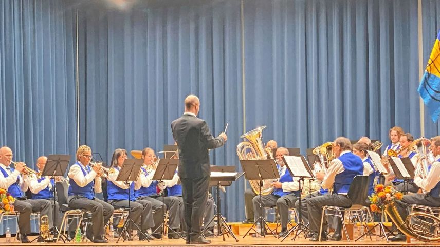 Die Societed da musica S-chanf wird von Duri Stecher dirigiert. Foto: Not Janett