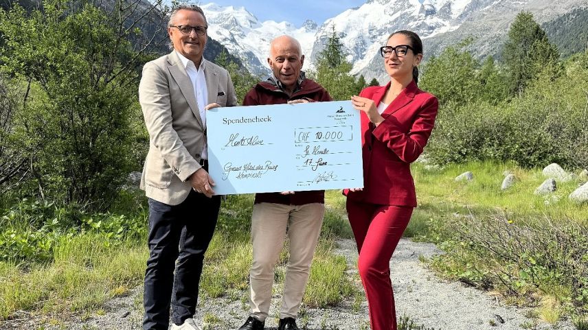 Konstantin Zeuke (von links), General Manager im Kempinski, Dr. Felix Keller von MortAlive und Rachele Corsi, Front Office Managerin. Foto: z. Vfg