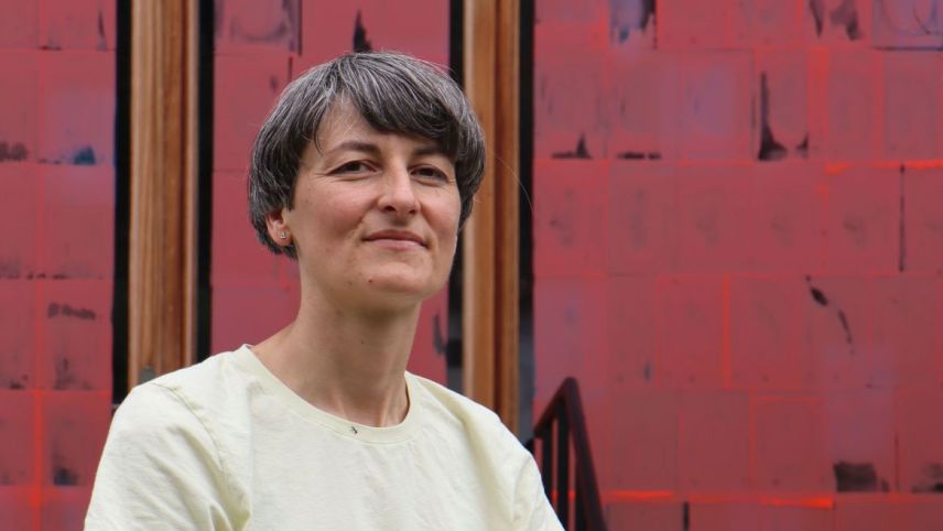 Esther Schena ha cun «visibel-invisibel» sia prüma aigna exposiziun illa Val Müstair (fotografia: Martin Camichel).